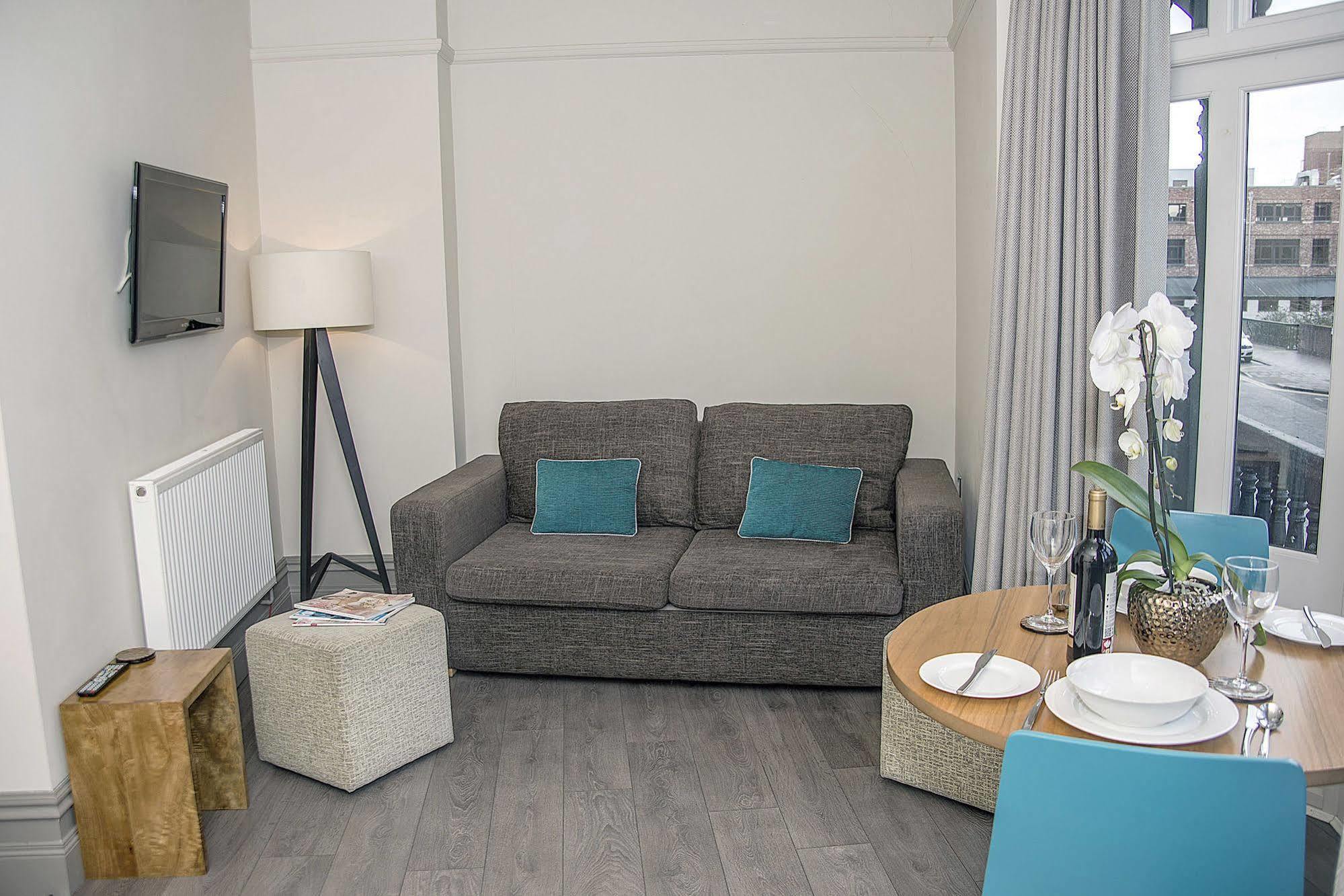 Base Serviced Apartments - City Road Chester Buitenkant foto