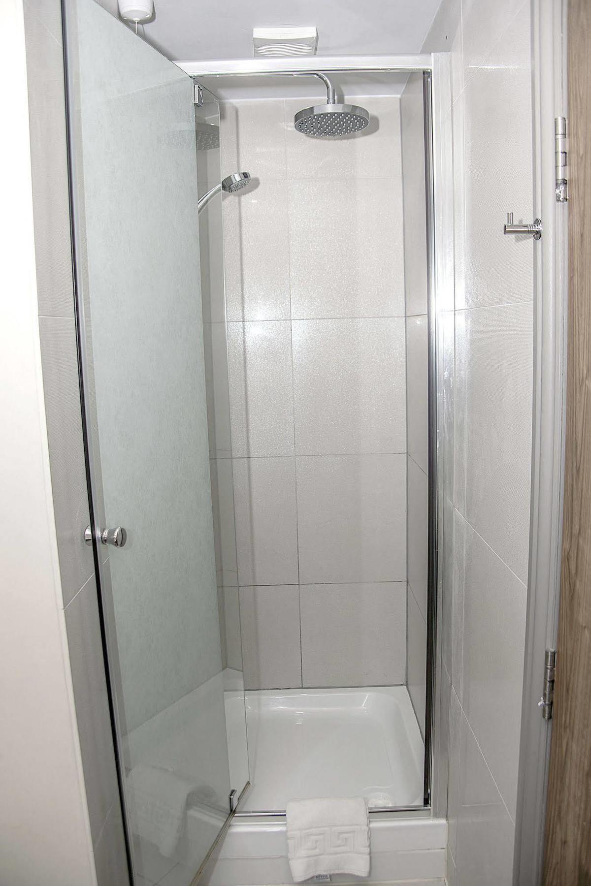 Base Serviced Apartments - City Road Chester Buitenkant foto